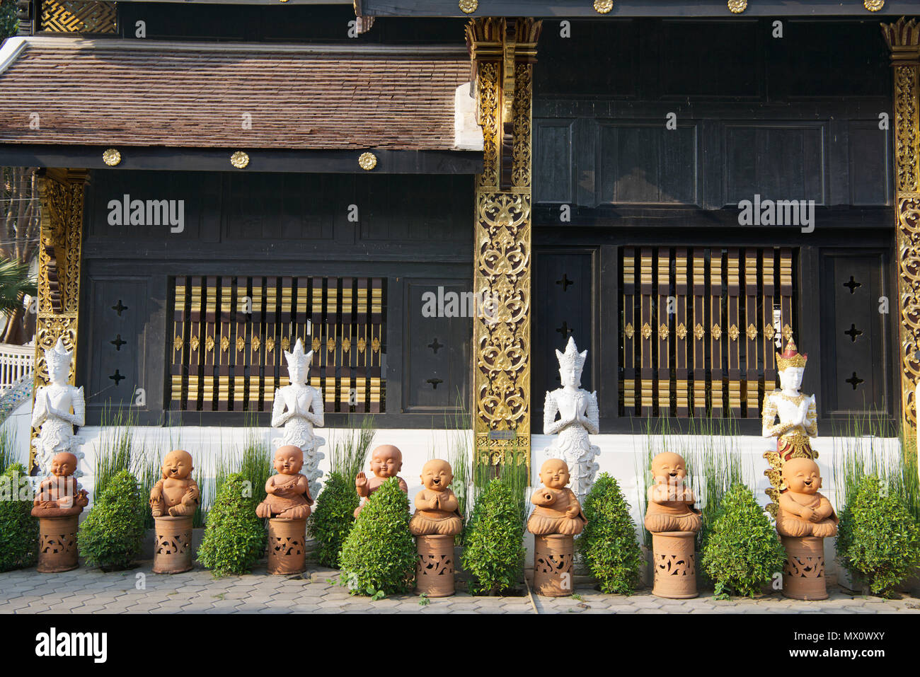 Zeile der Töpferei Zahlen Wat Inthakhin Sadue Muang Chiang Mai Nordthailand Stockfoto