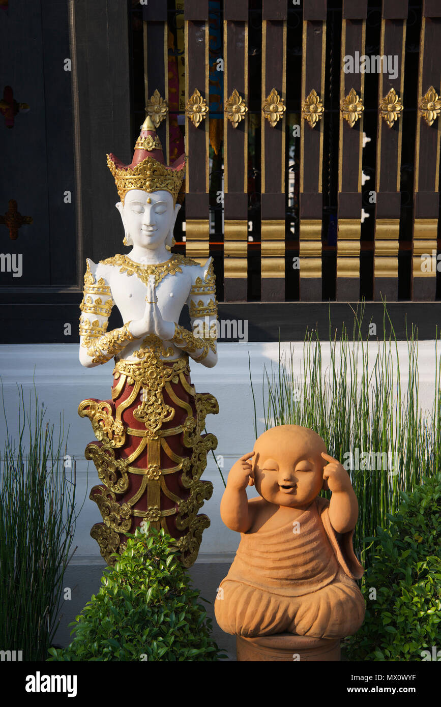 Statue des Weiblichen im Gebet und in der Töpferei Abbildung Wat Inthakhin Sadue Muang Chiang Mai Nordthailand Stockfoto