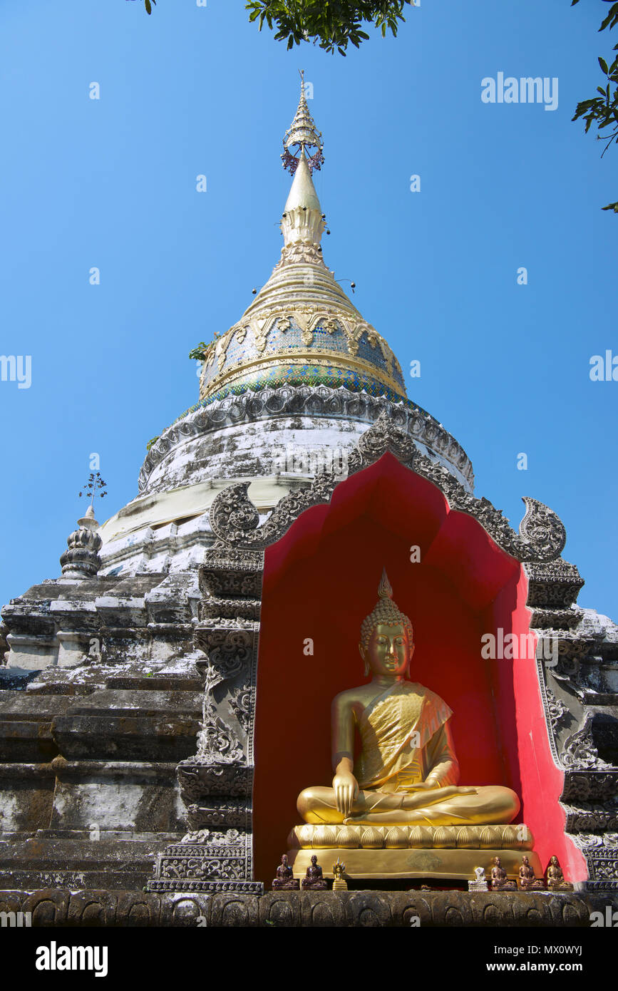 Stupa und sitzender Buddha Wat Bupparam Chiang Mai Nordthailand Stockfoto