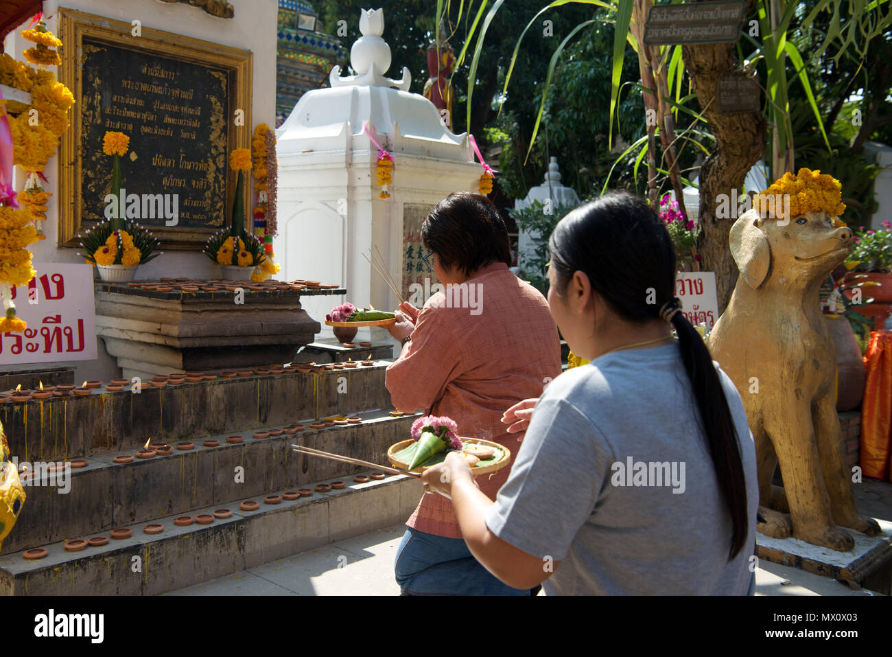 Zwei Frauen Opfergaben und Gebete Wat Ket Karem Tempel Chiang Mai Nordthailand Stockfoto