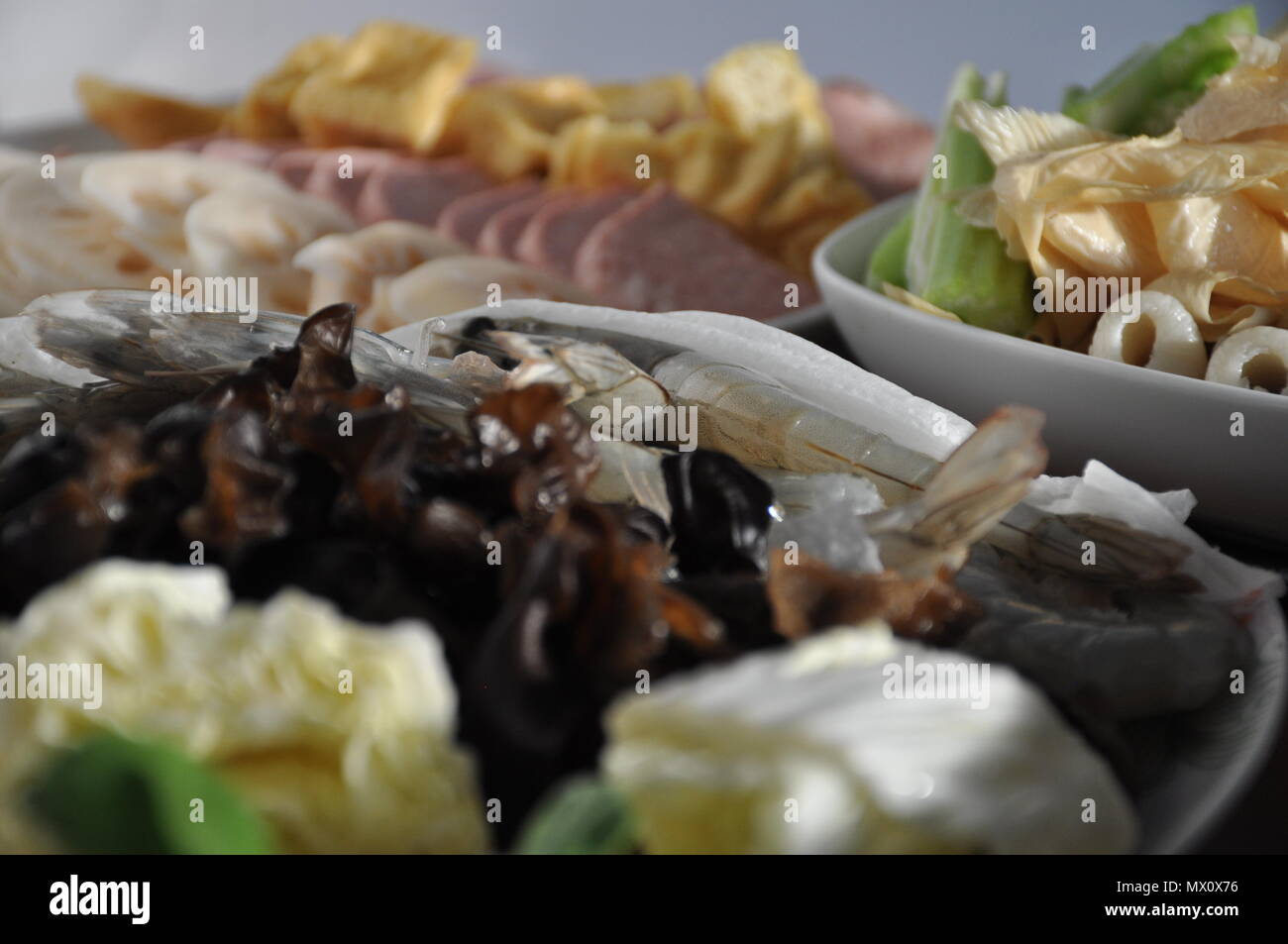 Sortiment von Lebensmitteln Tofu, Gemüse und Fleisch für die chinesischen Hotpot Stockfoto