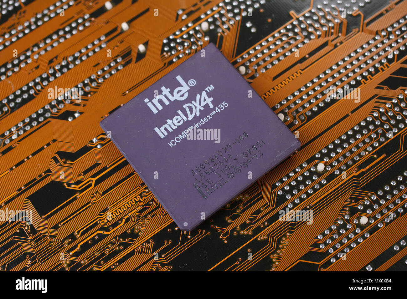 Kiew, Ukraine - Jan. 28, 2018. Intel 486 DX4 Prozessor auf dem Motherboard. Stockfoto