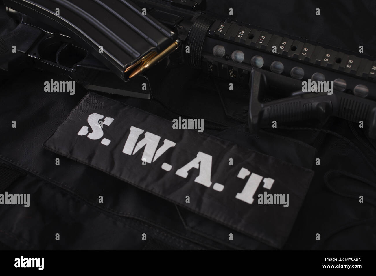 Spezielle Waffen und Taktiken team Ausrüstung auf schwarzem Hintergrund Stockfoto