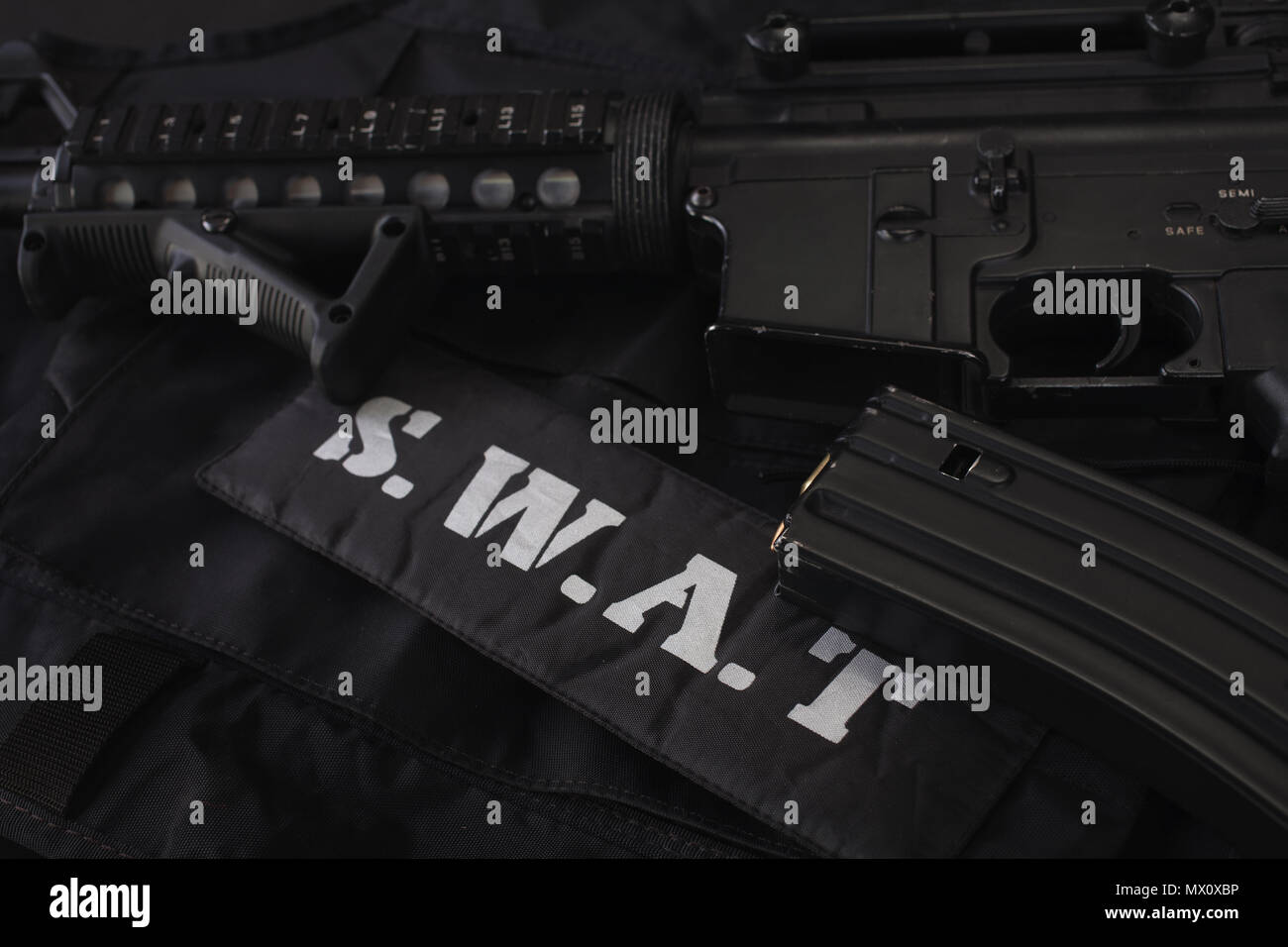 Spezielle Waffen und Taktiken team Ausrüstung auf schwarzem Hintergrund Stockfoto
