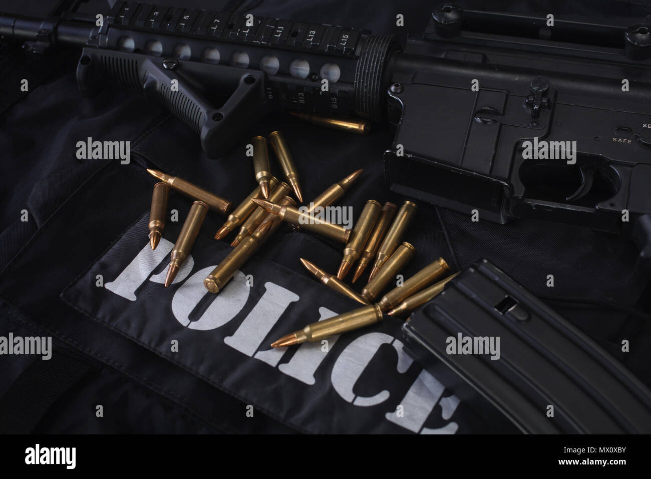 Spezielle Waffen und Taktiken team Ausrüstung auf schwarzem Hintergrund Stockfoto