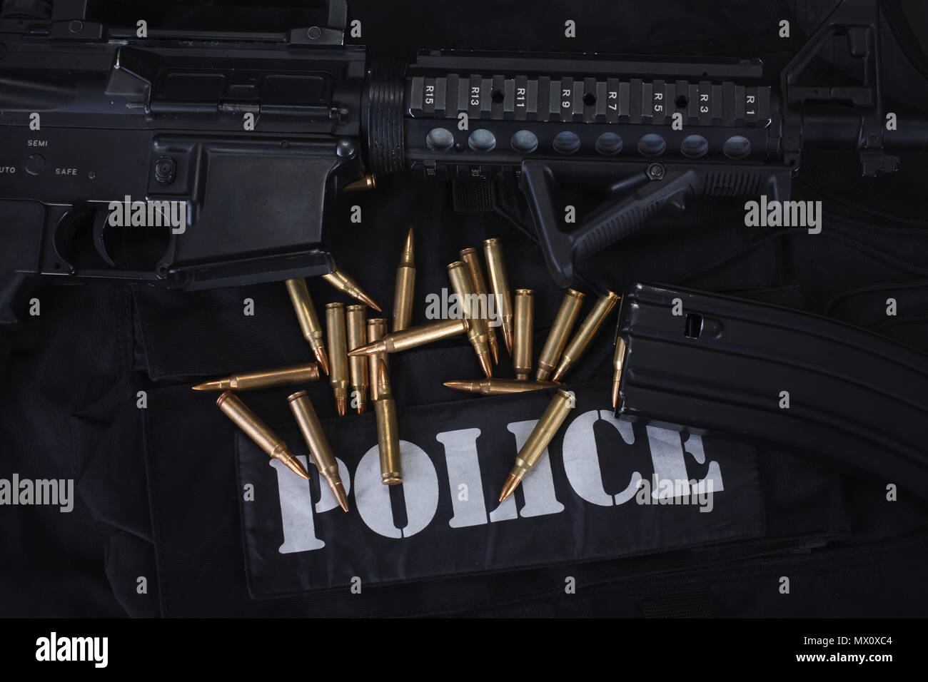 Spezielle Waffen und Taktiken team Ausrüstung auf schwarzem Hintergrund Stockfoto