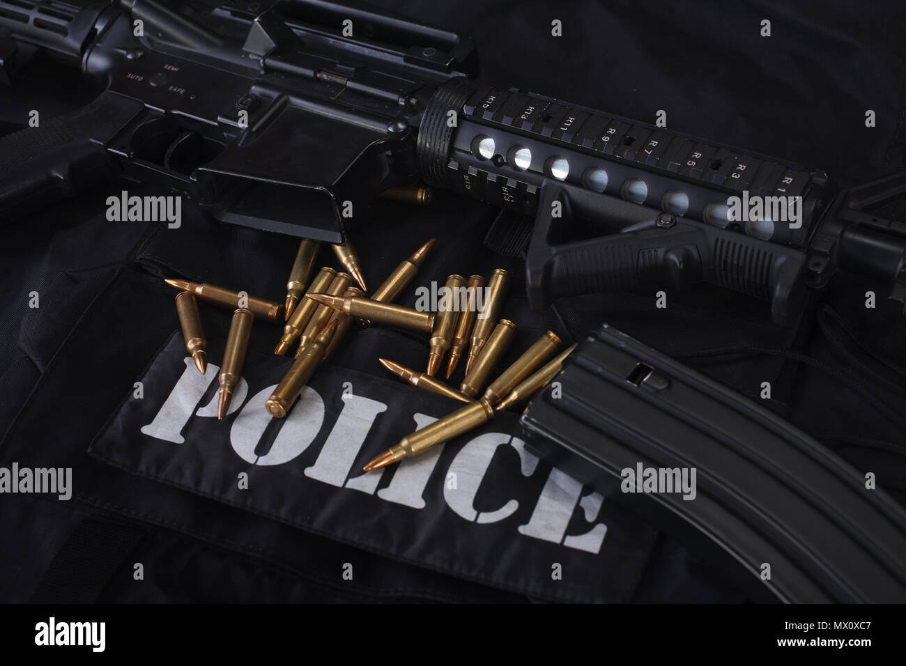 Spezielle Waffen und Taktiken team Ausrüstung auf schwarzem Hintergrund Stockfoto