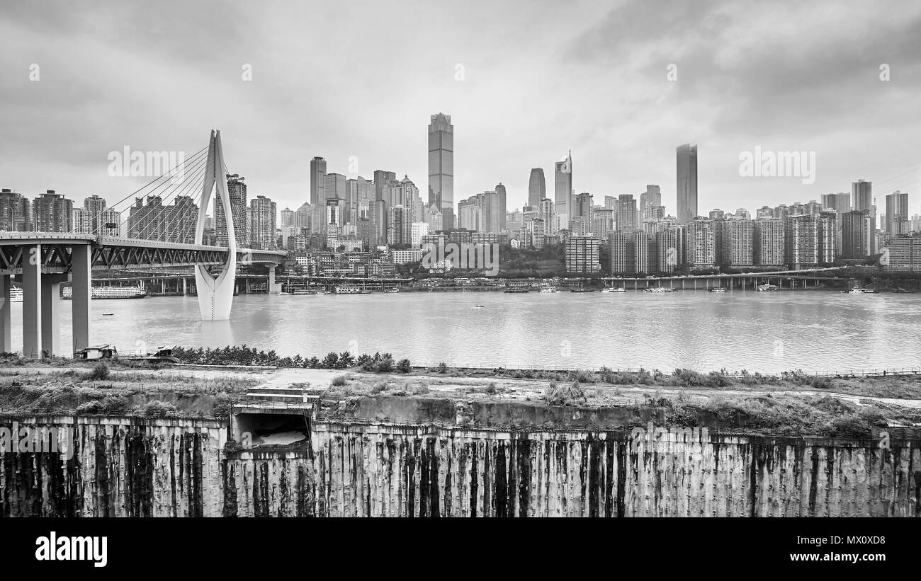 Chongqing Skyline der Stadt an einem regnerischen Tag, China. Stockfoto