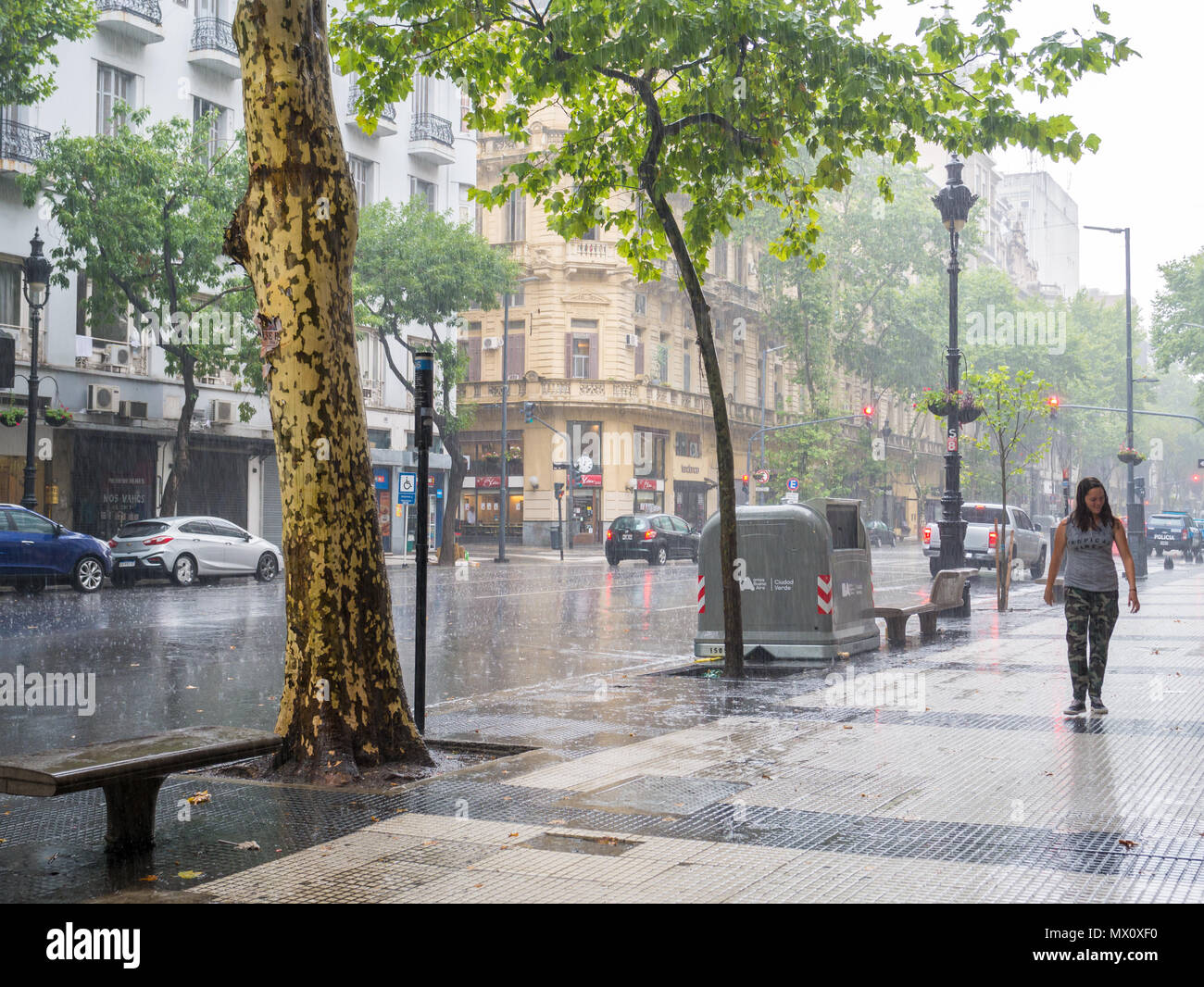Heavy Rain storm an der Avenida de Mayo im Stadtzentrum Microcentro, Monserrat Bezirk in der Hauptstadt Buenos Aires, Argentinien Stockfoto