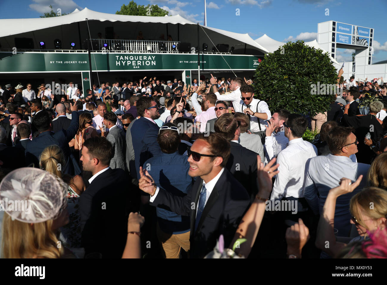 Racegoers hören zu einer Jo Whiley DJ nach dem letzten Rennen am Derby Tag der 2018 Investec Derby Festival in Epsom Downs Racecourse. Stockfoto