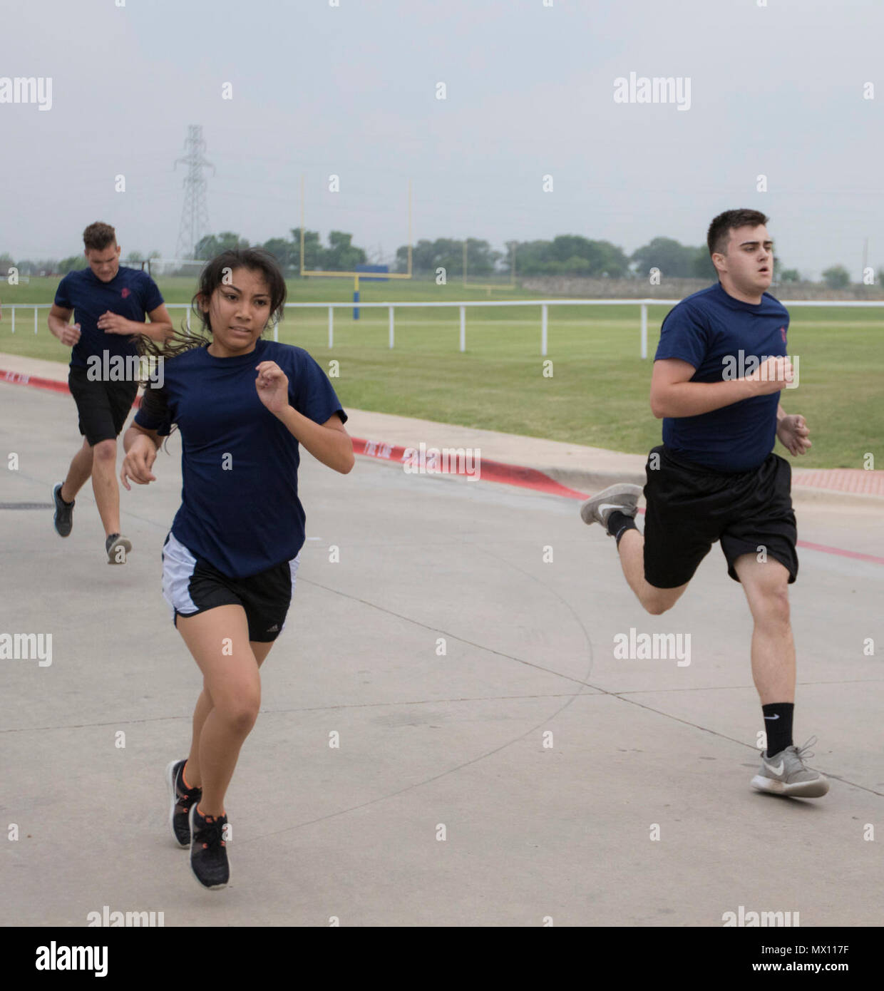 Zukunft Marines nehmen an einer anfänglichen Stärke Test während der jährlichen Recruiting Station Fort Worth Pool Funktion an Bord Brauer High School, April 29. Die übernachtung Ereignis enthalten ein Feld ist, Wettbewerb und Spaß mit einigen bohren Ausbilder Treffen. (Marine Corps Sgt. Danielle Rodrigues/Freigegeben) Stockfoto