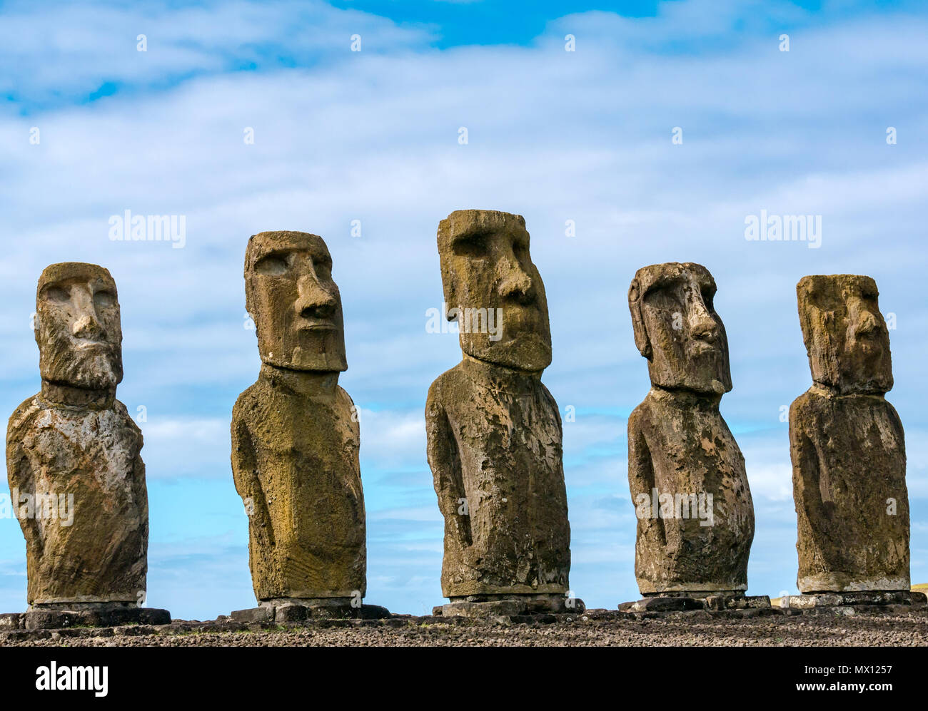 Tongariki Moai, größte rekonstruierte Ahu, mit dem Pazifischen Ozean Kulisse, Osterinsel, Rapa Nui, Chile Stockfoto