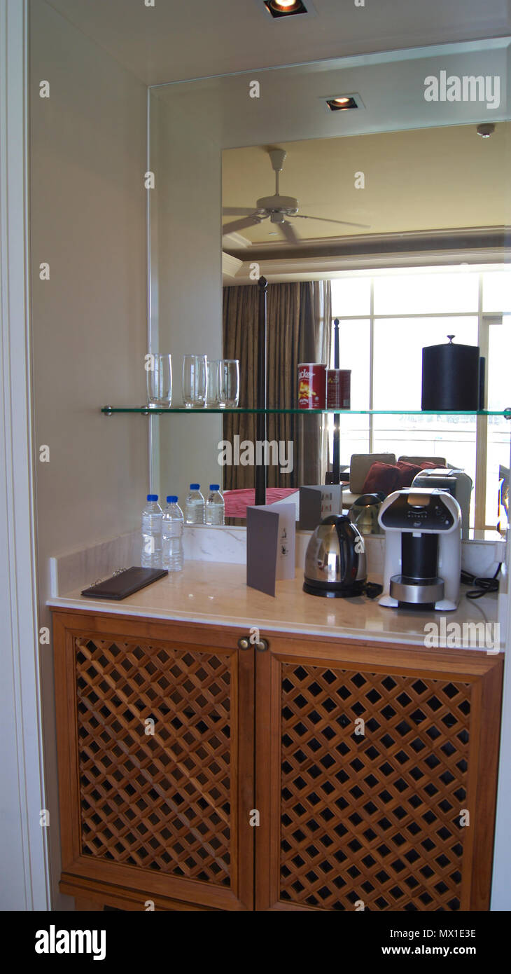 PULAU Langkawi, Malaysia - APR 4 2015: Noch Aussicht auf ein elegantes Zuhause Luxus geschmackvoll mit einem hölzernen Schale mit einem Kaffee mit Cups und Kaffeemaschine in einem Hotel suite Stellen eingerichtet. Stockfoto PULAU Langkawi, Malaysia - APR 4 2015: Noch Aussicht auf ein elegantes Zuhause Luxus geschmackvoll mit einem hölzernen Schale mit einem Kaffee mit Cups und Kaffeemaschine in einem Hotel suite Stellen eingerichtet. Stockfoto