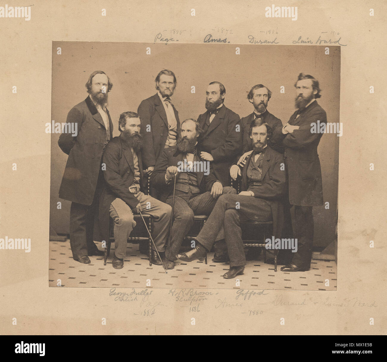 . Gruppe Porträt von George Fuller, William Seite, Henry Kirke Braun, Joseph A. Ames, Asher B. Durand, John Quincy Adams Ward und Sanford Robinson Gifford (sitzend). Schöpfer/Fotograf: Unbekannter Fotograf Medium: Schwarz und Weiß Foto Datum: 1865 Persistente URL: [1] Repository: Archiv amerikanischer Kunst der einheimische Name Archiv amerikanischer Kunst der übergeordneten Institution Smithsonian Institution Ort Washington D.C. Koordinaten 38° 53' 52.44" N, 77° 01' 21,72" W Gegründet 1954 Webseite www.aaa.si.edu Authority control: Q 2860568 VIAF: 151134814 ISNI: 0000 0001 2185 075 Stockfoto