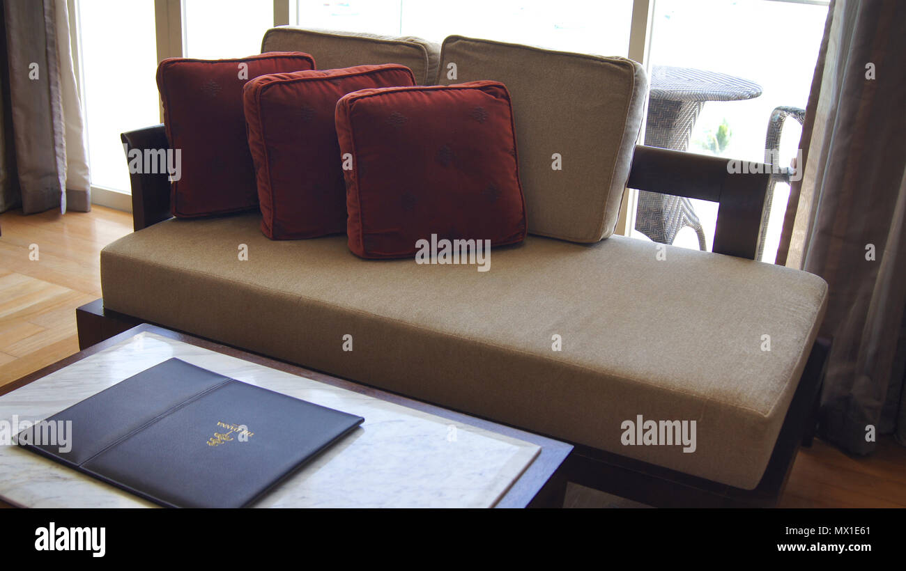 PULAU Langkawi, Malaysia - APR 4 2015: Luxuriöse, moderne Hotel Suite, Zimmer mit Sofa und schön dekoriert Couchtisch Stockfoto PULAU Langkawi, Malaysia - APR 4 2015: Luxuriöse, moderne Hotel Suite, Zimmer mit Sofa und schön dekoriert Couchtisch Stockfoto