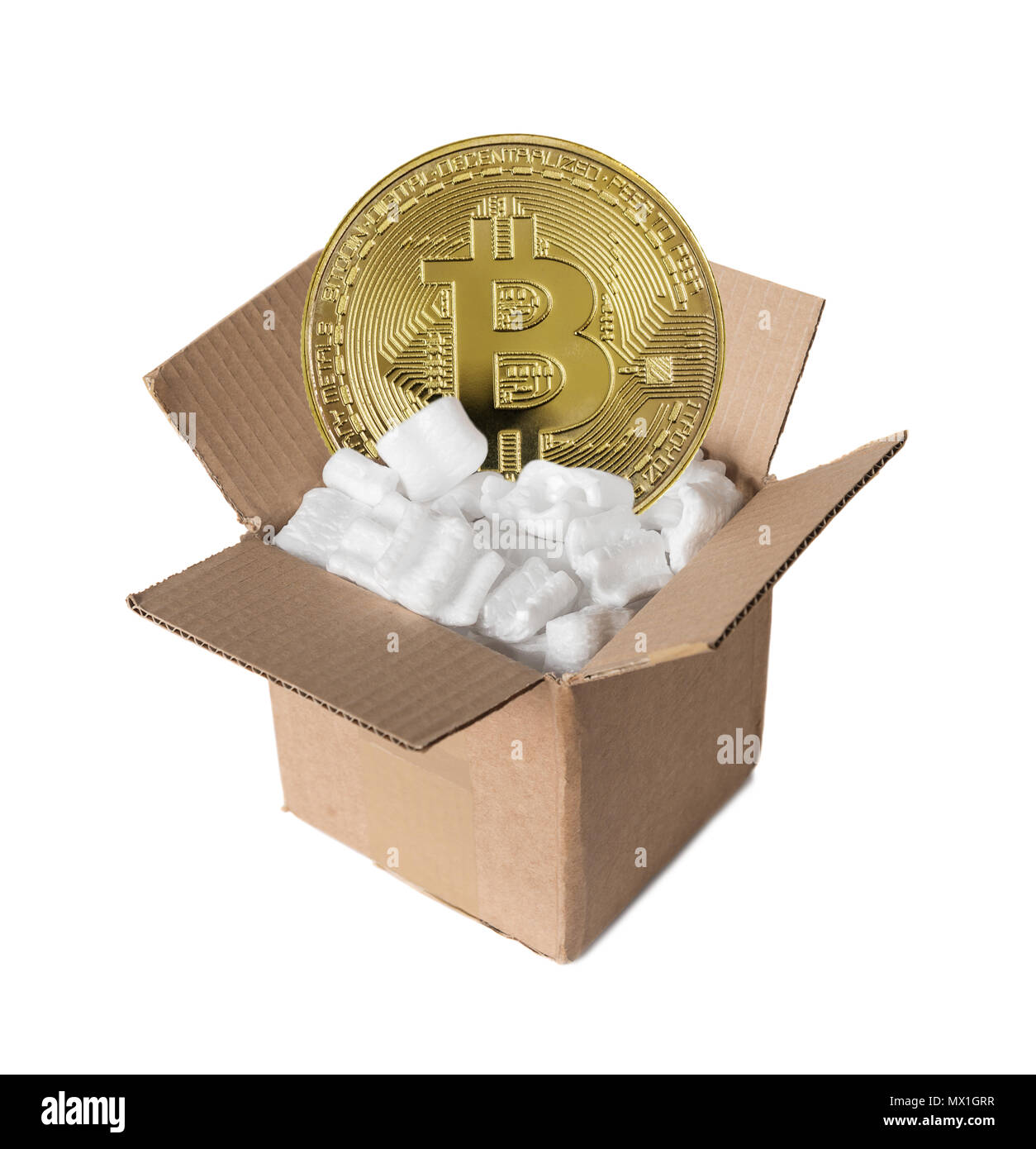 Geöffnet Karton mit Styropor Chips mit symbolischen goldenen Münze von bitcoin crypto Währung gefüllt, neue digitale Geld in cyber Welt, isolat Stockfoto