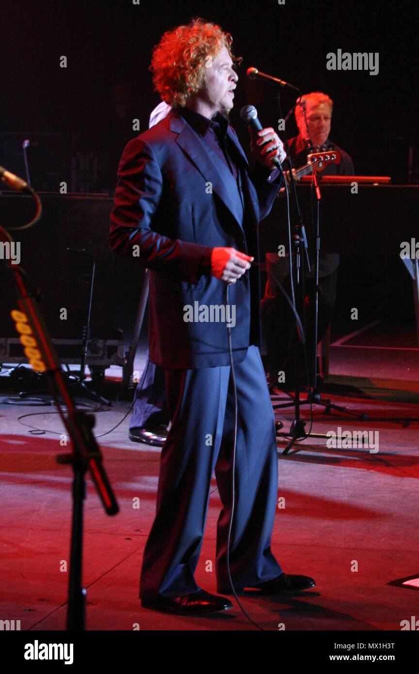 Liverpool, Großbritannien, Simply Red aka Mick Hucknall führt heraus Masse zu verkaufen in Liverpool Echo Arena, Kredit Ian Fairbrother/Alamy Stockfotos Stockfoto