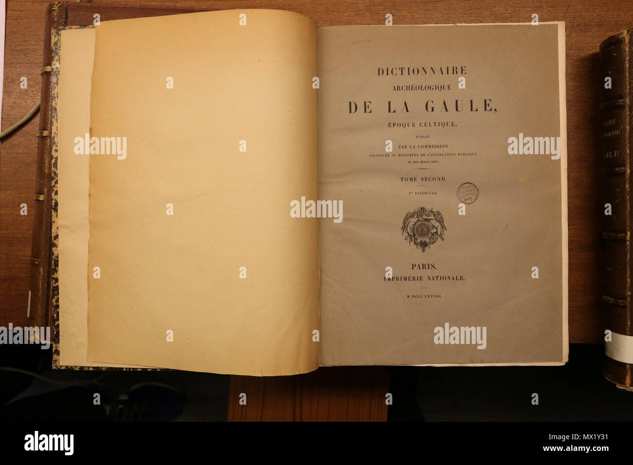 . Français: Wörterbuch Archéologique de la Gaule, Volume D à L, publié par la Kommission instituée au Ministère de l'instruction publique et des Beaux-Arts, 1875. Exemplaire du Musée nationale d'Archéologie. 27 März 2017, 16:42:50. Kommission de la Topographie de la Gaule 151 Dag-Dictionnaire-2-D-L Stockfoto