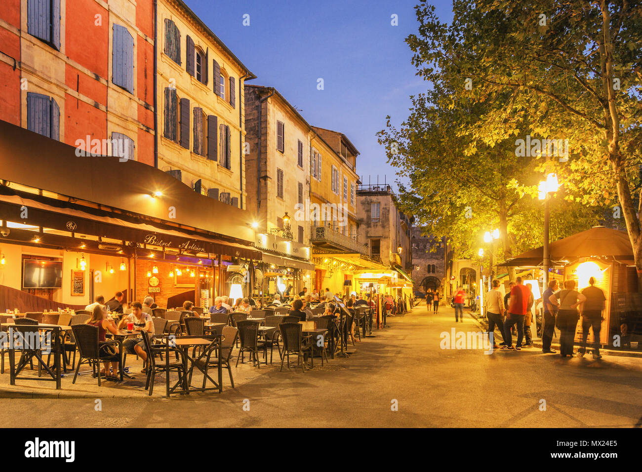 Arles, Frankreich - 4 September, 2017: die Einheimischen und Touristen die Zeit an der Place du Forum mit seinen Cafés und Bistros. Stockfoto