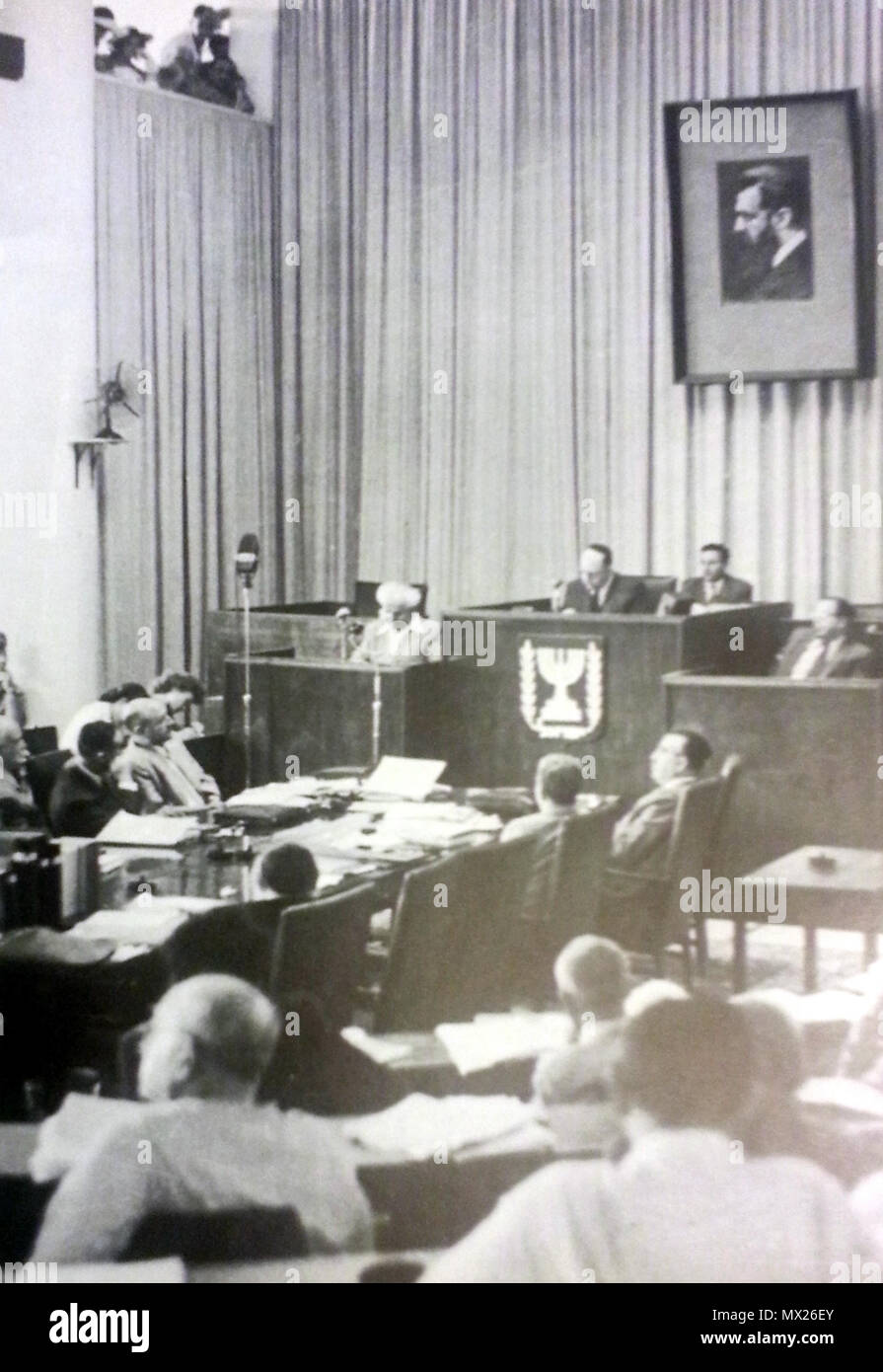 . עברית: הכנסת מאזינה לנאומו של דוד בן גוריון-- ירושלים  1949. ראשית שנות החמישים. אינו ידוע 248 GJ anzeigen 153907 20130226 Stockfoto