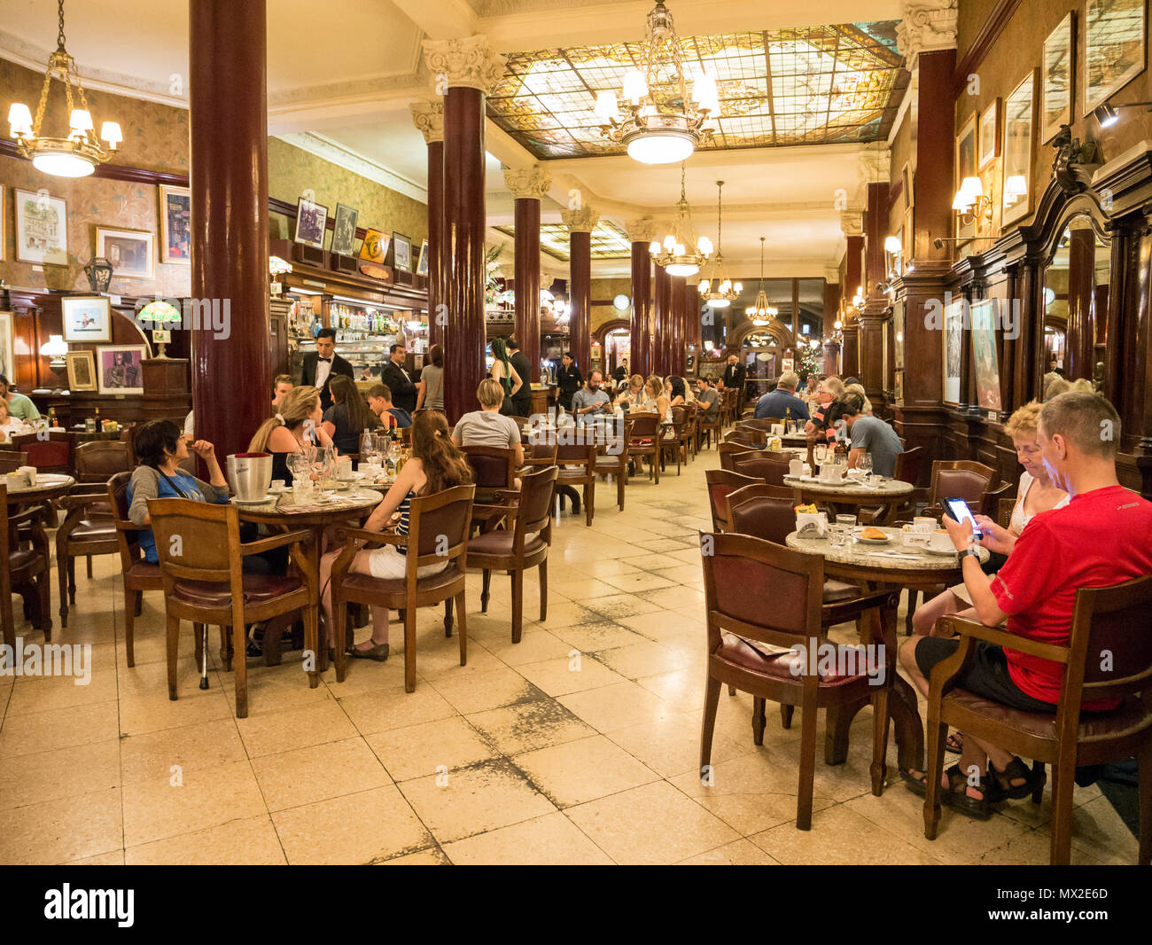 Menschen im Cafe Tortoni auf der Avenida de Mayo im Stadtzentrum Microcentro in Monserrat Bezirk in der Hauptstadt Buenos Aires, Argentinien Stockfoto