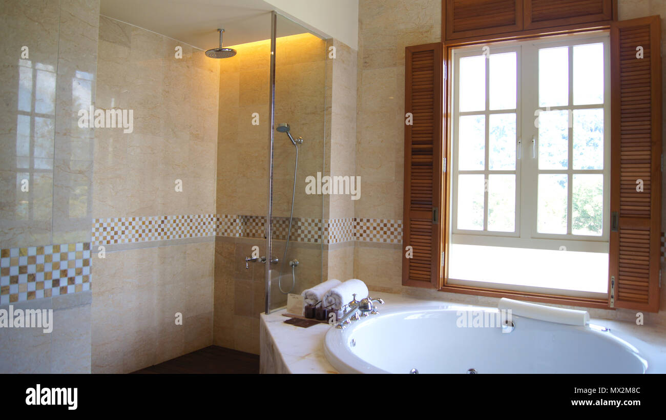 PULAU Langkawi, Malaysia - APR 4 2015: Luxus hotel suite Bad mit Jacuzzi Stockfoto PULAU Langkawi, Malaysia - APR 4 2015: Luxus hotel suite Bad mit Jacuzzi Stockfoto
