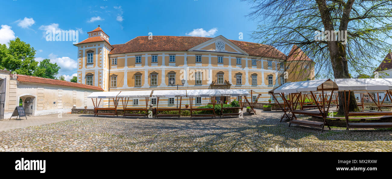 Innenhof der Burg in Slovenska Bistrica mit vorderen Eingang, der Innenhof ist heute als ein Lebensmittelmarkt, öffentlichem Eigentum verwendet, keine Freigabe erforderlich Stockfoto