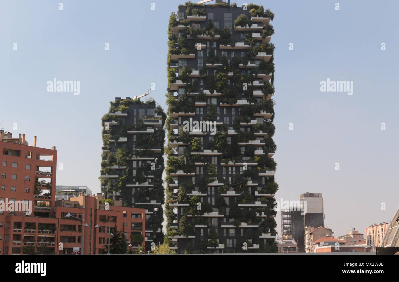 Mailand, Italien, 10. Juni 2017: Skyscraper vertikale Wald (vertikale Wald). Das Besondere an diesem Gebäude ist die Anwesenheit von mehr als 900 Baum Stockfoto