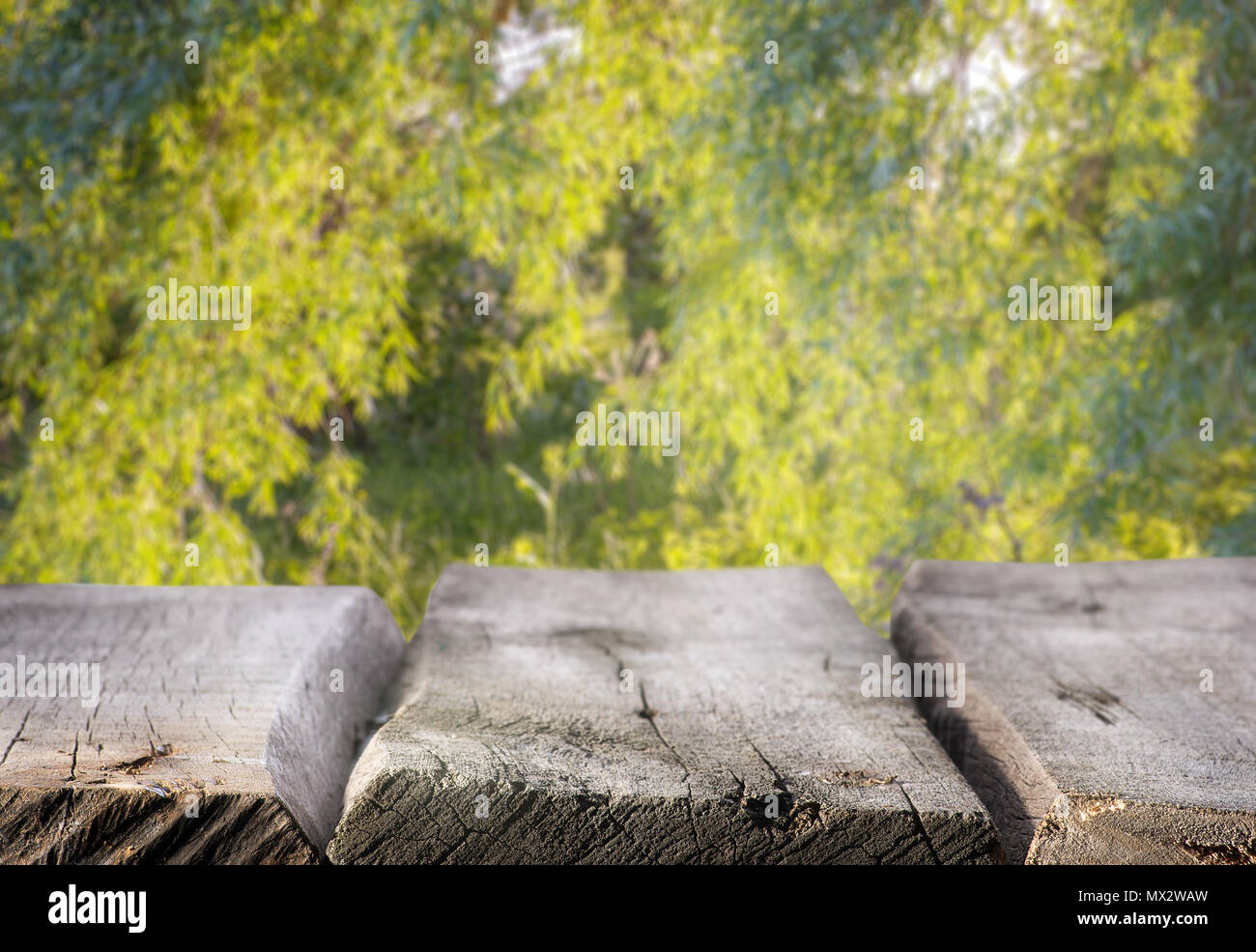 Alte hölzerne Straße Tabelle auf einem natürlichen Hintergrund Stockfoto