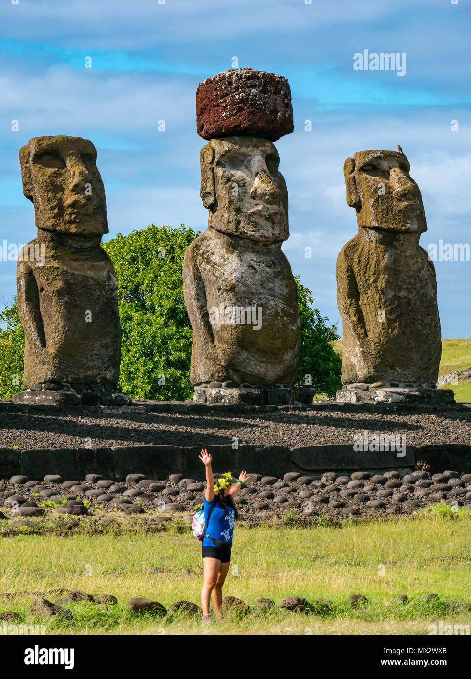 Tongariki Moai, größte rekonstruierte Ahu archäologische Stätte, mit rotem scouria Haarschopf und Frau für Fotos posiert, Osterinsel, Rapa Nui, Chile Stockfoto