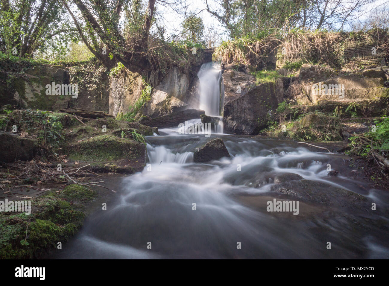 Lange Belichtung eines Wasserfalls im Naturpark "Monte Gelato", 40 km von Rom, Italien Stockfoto