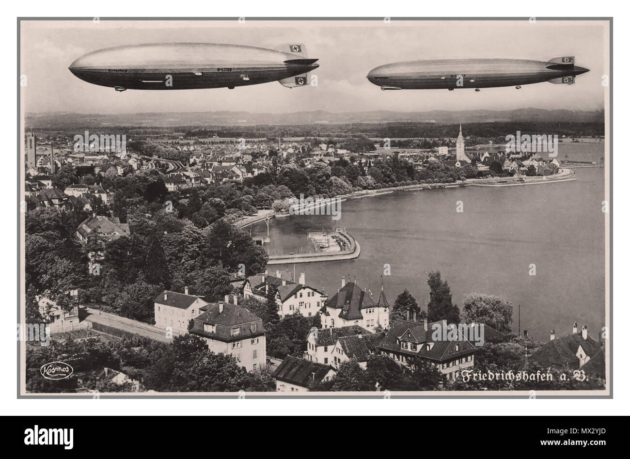1936 Deutsche NS-Propaganda Postkarte mit zwei Zeppelin-luftschiffe im Flug über Friedrichshafen mit Hakenkreuz Schwanzflosse Förderung der 1936 aus Nazideutschland Olympics. Friedrichshafen ist am besten für die Heimat der Luftschiffbau Zeppelin Airship Company manufacturing Base bekannt Stockfoto