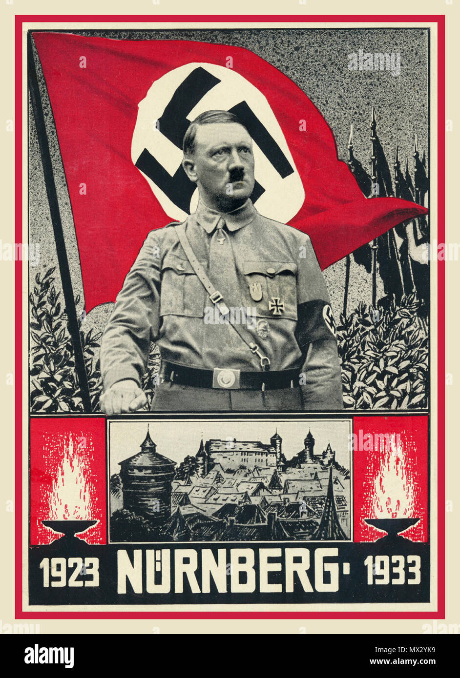 30er Vintage Nazi Propaganda Postkarte mit einem NSDAP-Rallye mit Adolf Hitler und NS-Hakenkreuz Flagge hinter Nürnberg (Nürnberg) Deutschland 1923-1933 10 Jahre der politischen Macht Stockfoto