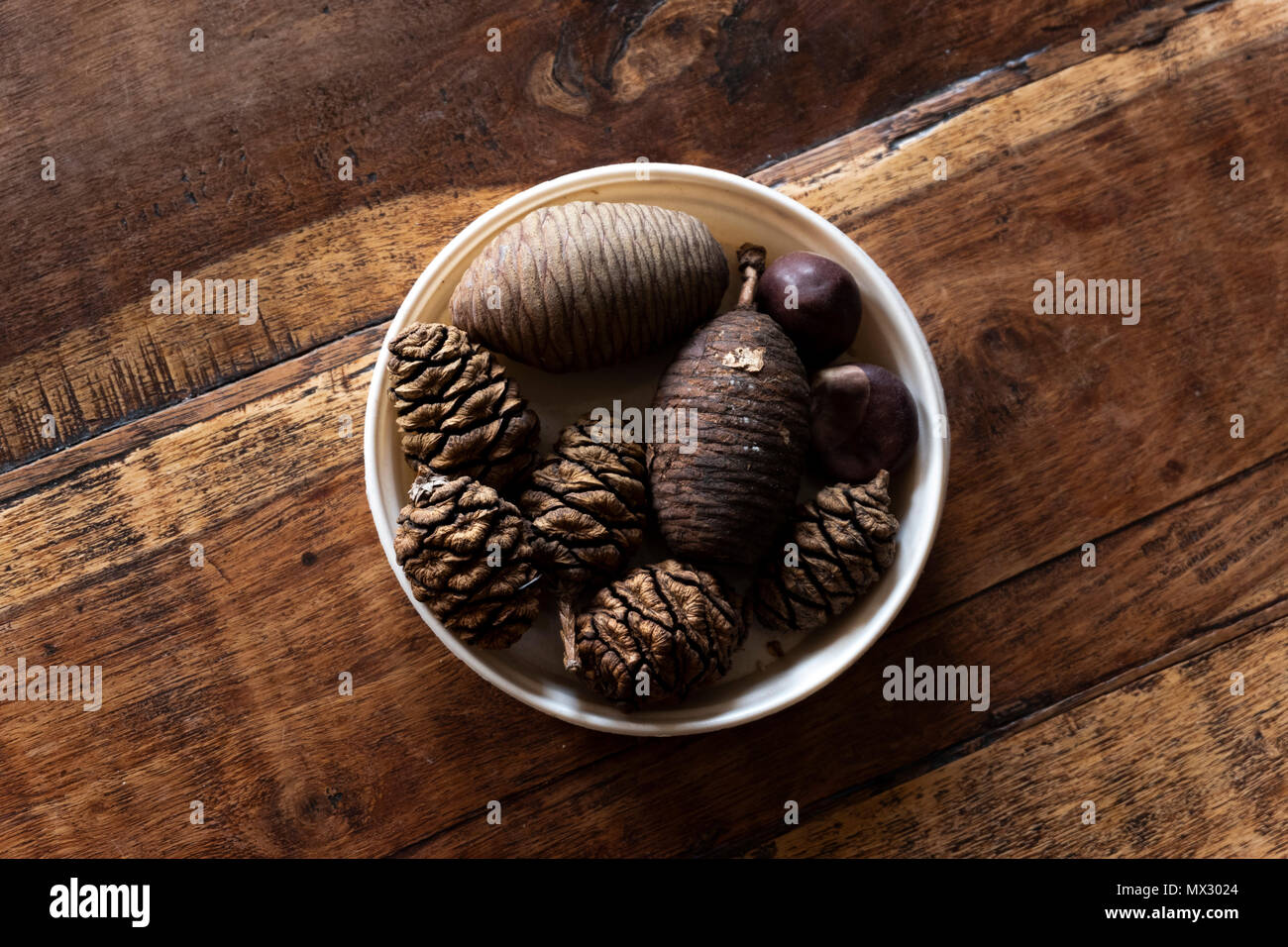 Einfache Dekoration der Tannenzapfen auf hölzernen Tisch Stockfoto