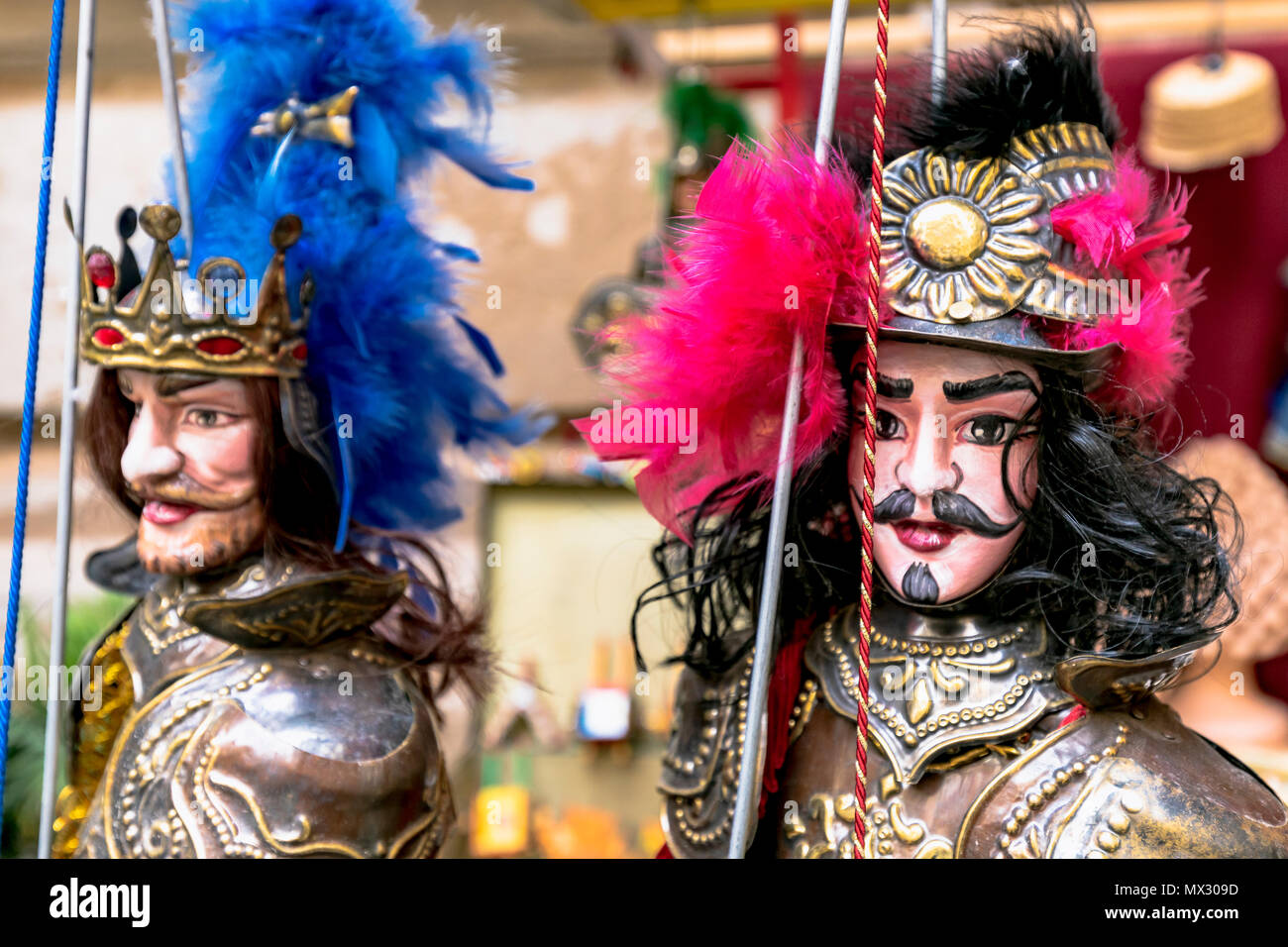 Ritter sizilianische Marionetten mit Metallrüstung in Palermo. Stockfoto