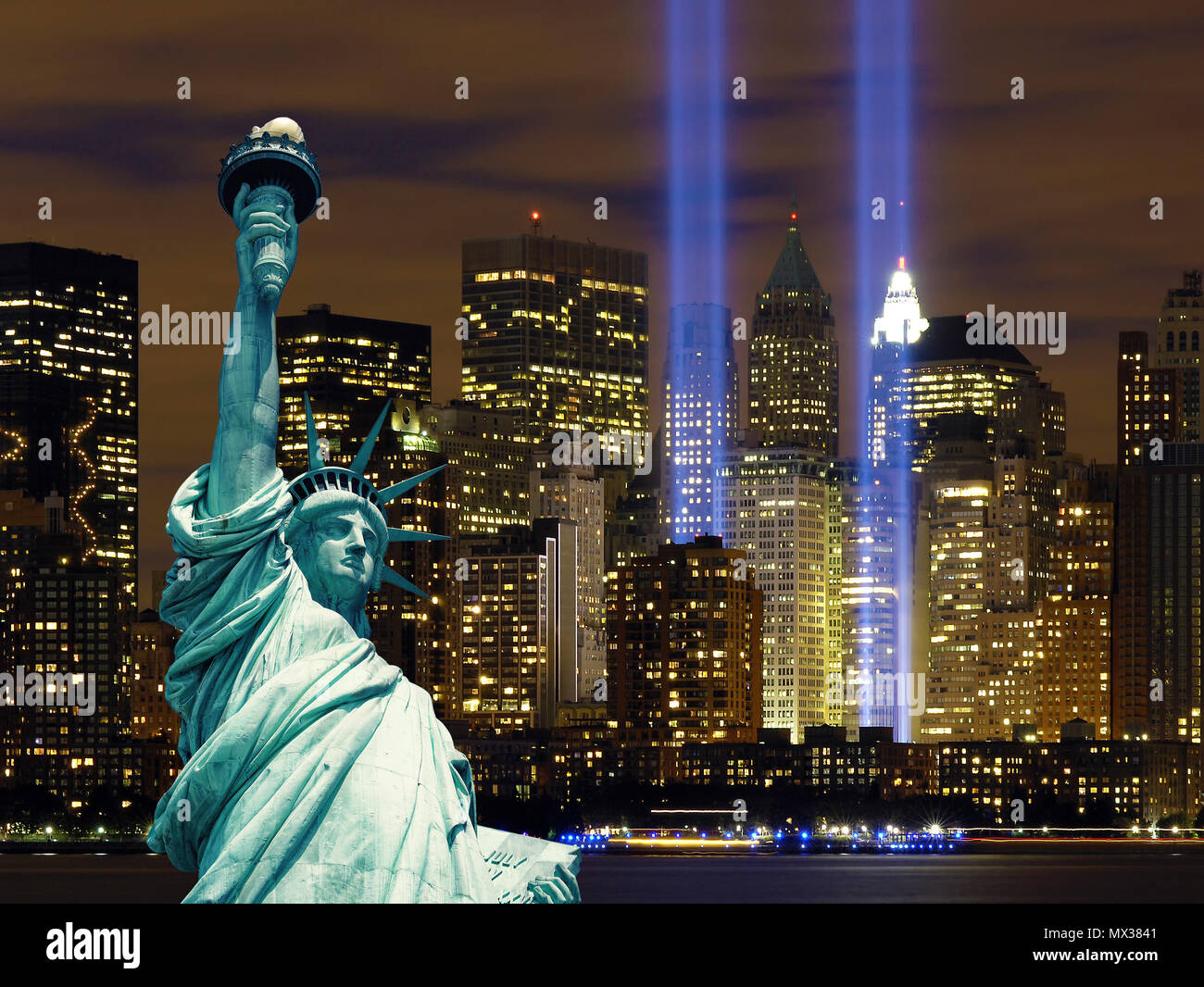 Manhattan strahlen Licht und die Freiheitsstatue bei Nacht, New York City  Stockfotografie - Alamy