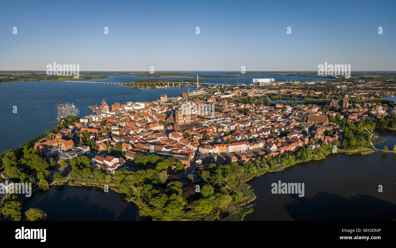 Luftaufnahme von Stralsund, eine Hansestadt in der Pommerschen Teil von Mecklenburg-Vorpommern, Deutschland Stockfoto