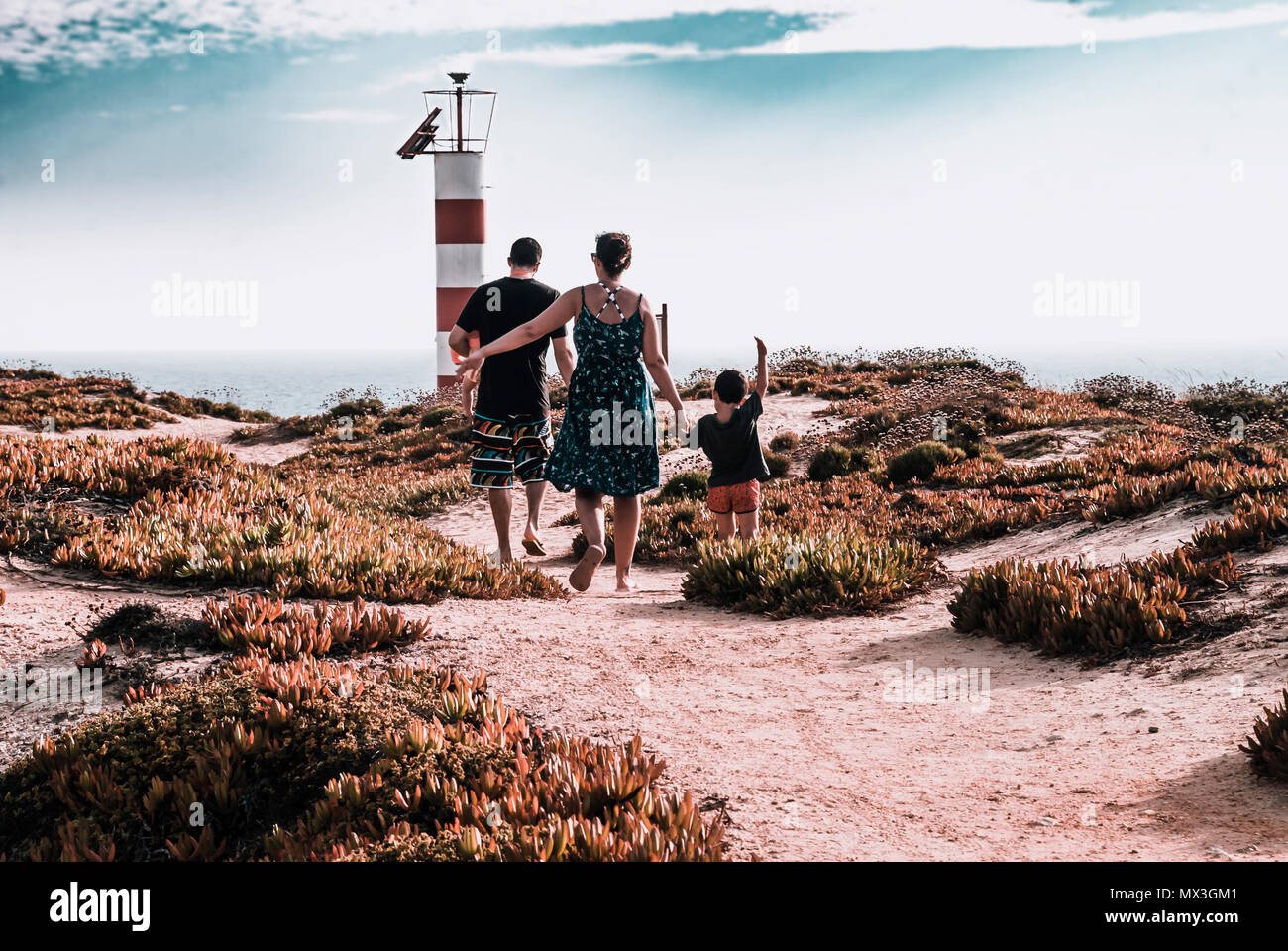 Familie zu Fuß zum Leuchtturm Stockfoto