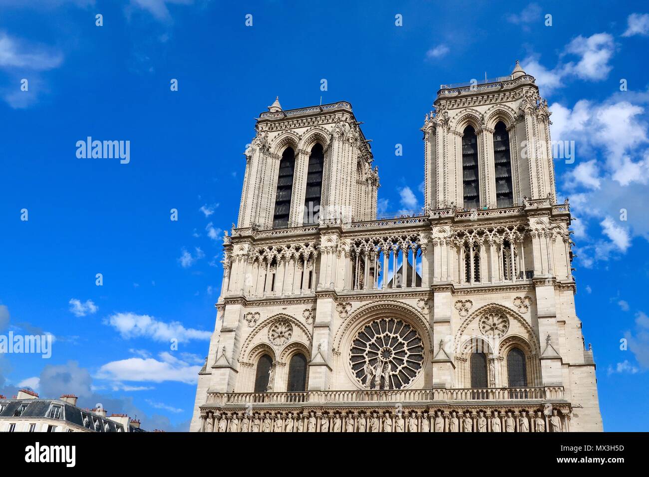 Paris, Frankreich. Heiße hellen sonnigen Frühlingstag, Mai 2018. Die Kathedrale Notre Dame gegen einen strahlend blauen Himmel. Stockfoto