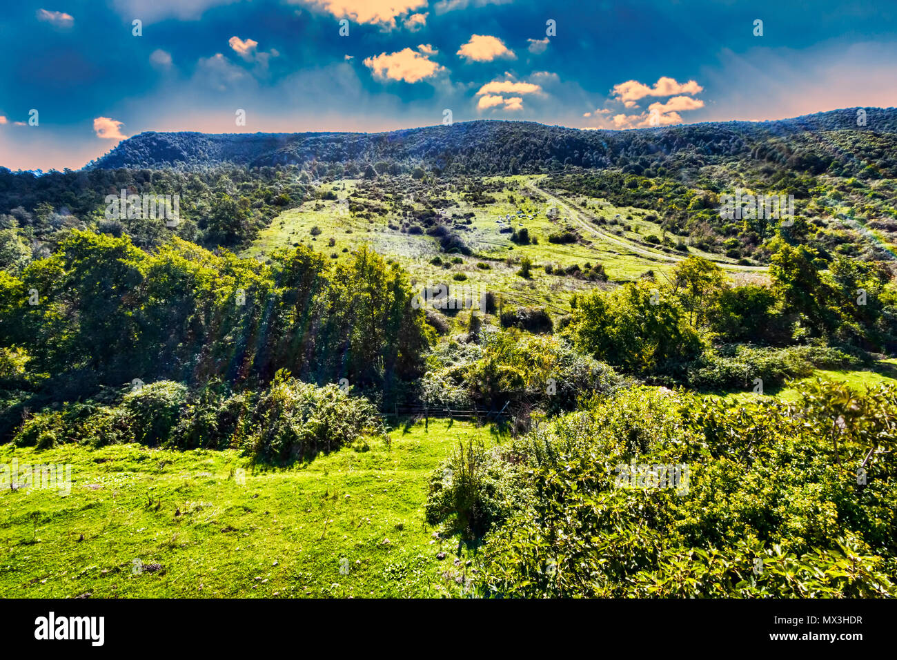 Sunset Landschaft Panorama mit unbestellten Feldern und Weiden Stockfoto