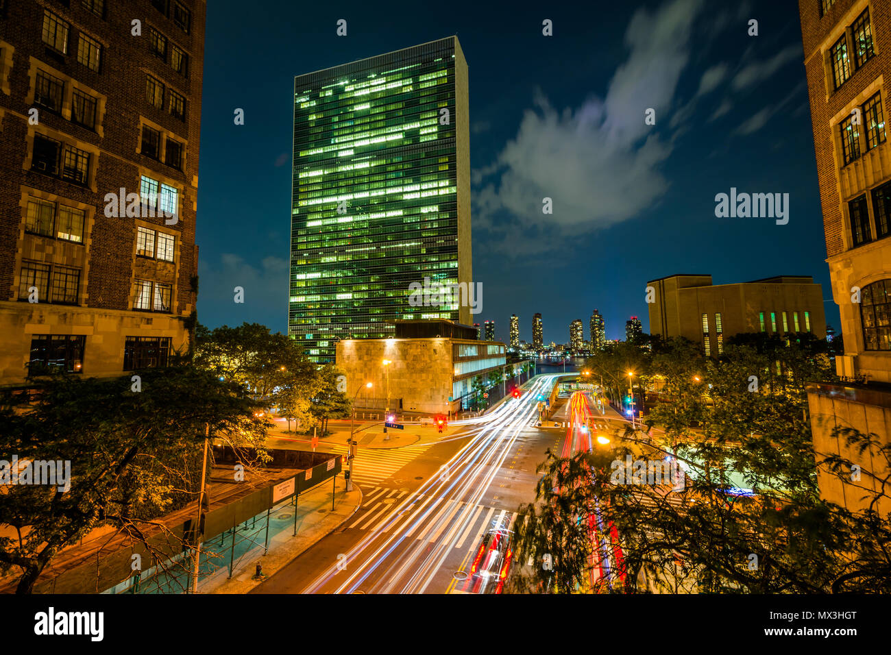 42 Straße in der Nacht, von Tudor Stadt in Midtown Manhattan, New York City gesehen Stockfoto