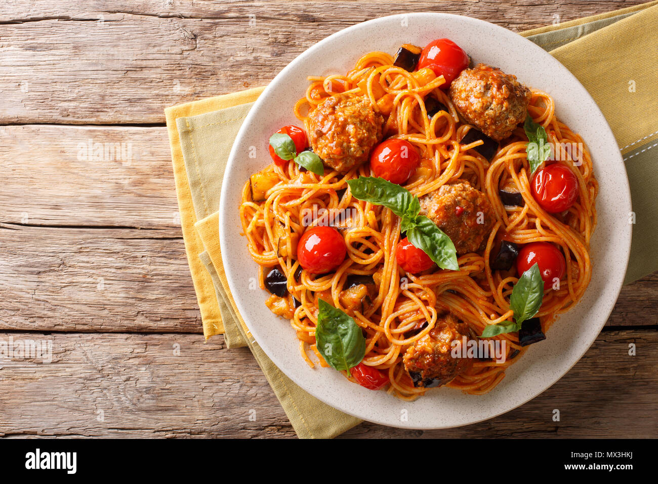 Hausgemachte Frikadellen mit Spaghetti, Auberginen und Tomaten close-up auf einem Teller. horizontal oben Ansicht von oben Stockfoto