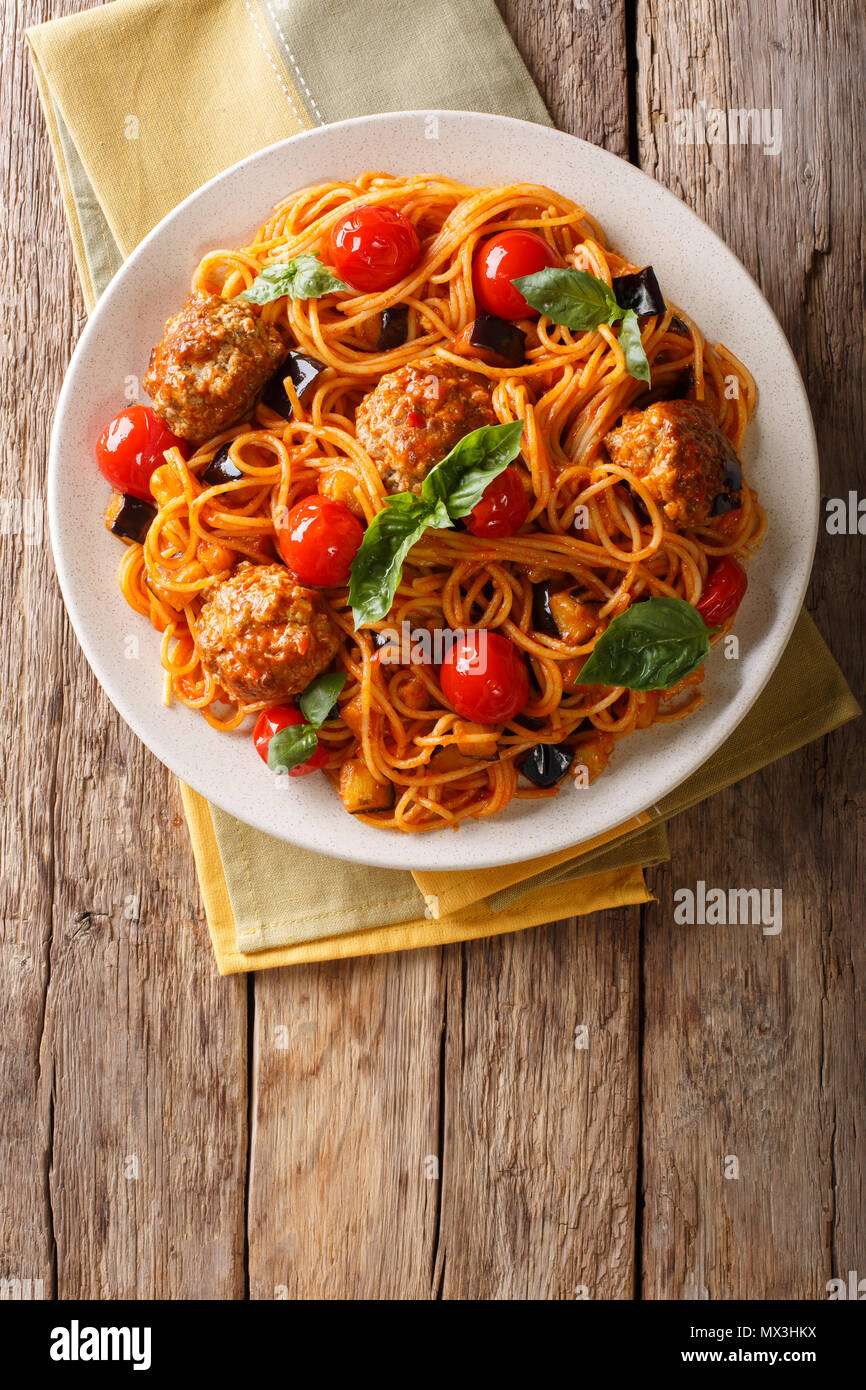 Hausgemachte Frikadellen mit Spaghetti, Auberginen und Tomaten close-up auf einem Teller. Vertikal oben Ansicht von oben Stockfoto