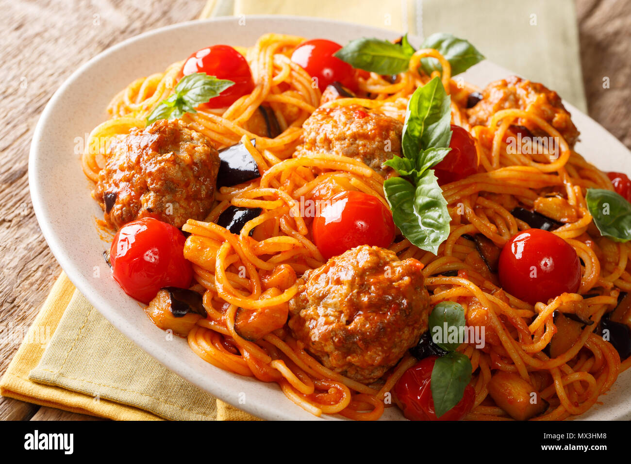 Hausgemachte Frikadellen mit Spaghetti, Auberginen und Tomaten close-up auf einem Teller. Horizontale Stockfoto