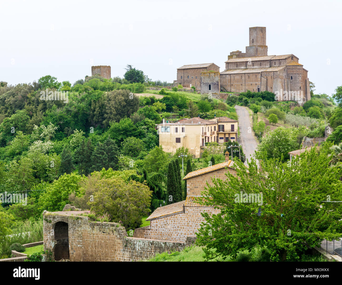 Tuscania (Italien) - einer wunderschönen etruskischen und mittelalterlichen Stadt in Provinz Viterbo, Tuscia, Region Latium. Es ist eine touristische Attraktion für die vielen Kirchen Stockfoto