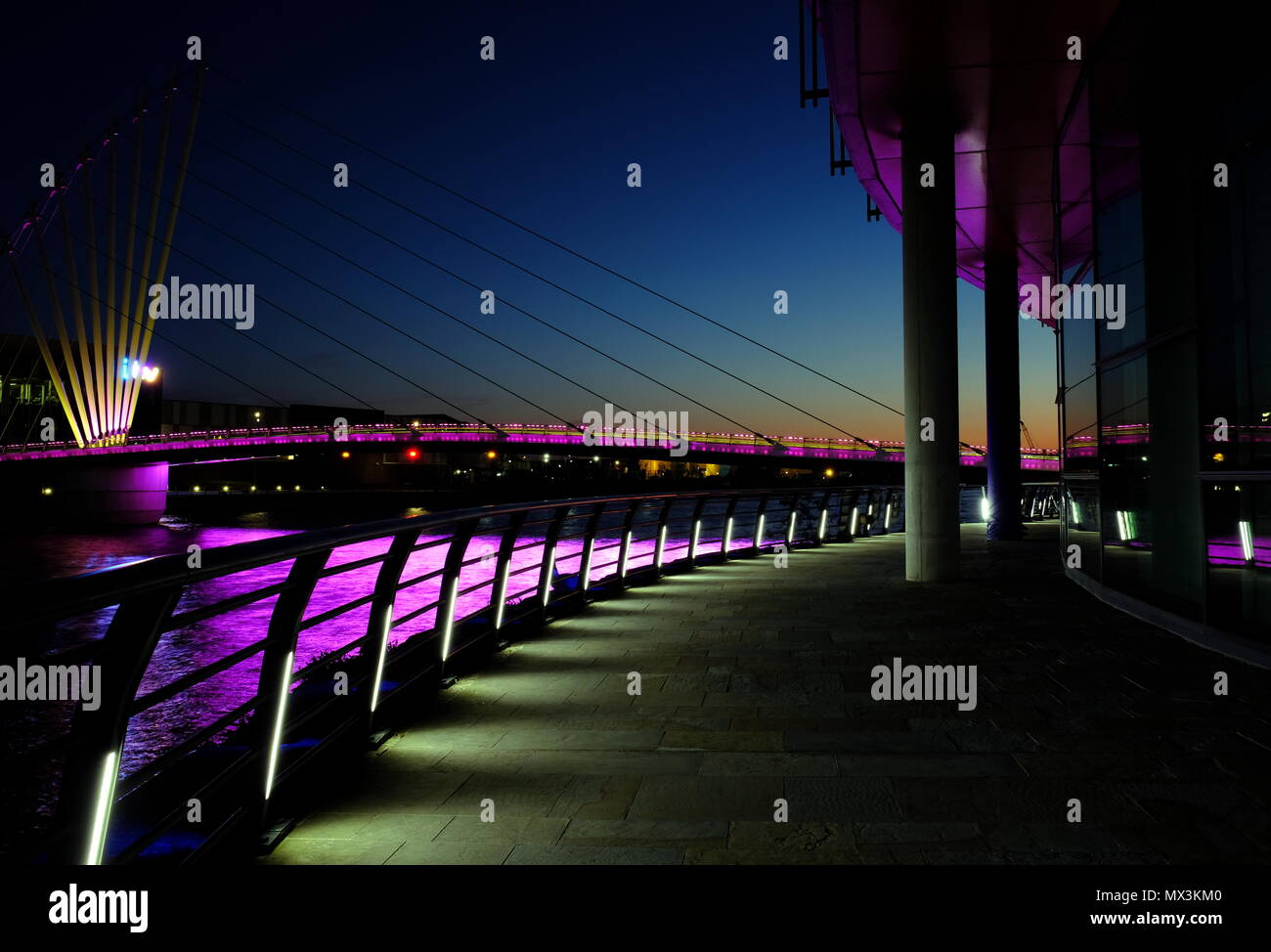 Media City Brücke und Gehweg bei Sonnenuntergang Stockfoto