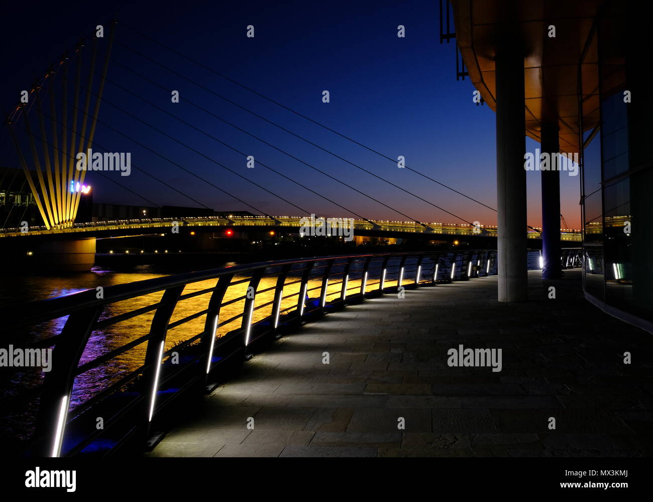 Media City Brücke und Gehweg bei Sonnenuntergang Stockfoto