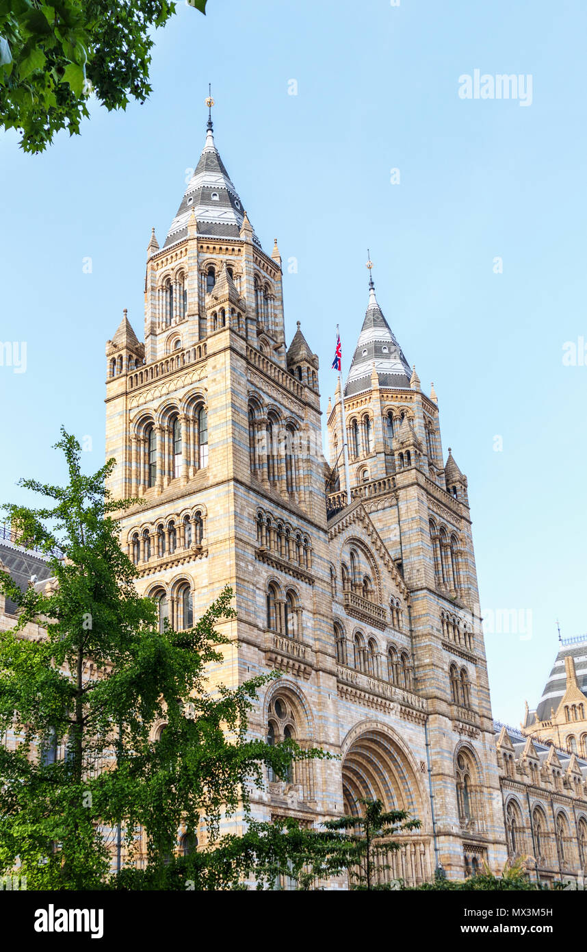 Führende touristische Attraktion: Die Außenseite des legendären Alfred Waterhouse Gebäude, das Natural History Museum, Cromwell Road, South Kensington, London SW7, Stockfoto