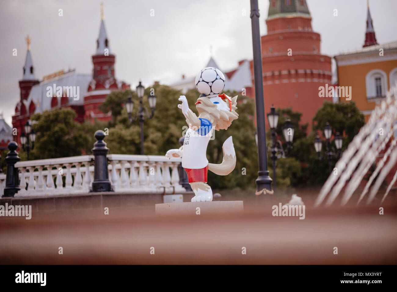 Moskau, Russland - 31.05.2018 Das offizielle Maskottchen der FIFA WM 2018 und der FIFA Confederations Cup 2017 Wolf Zabivaka in der Manege Square in Stockfoto