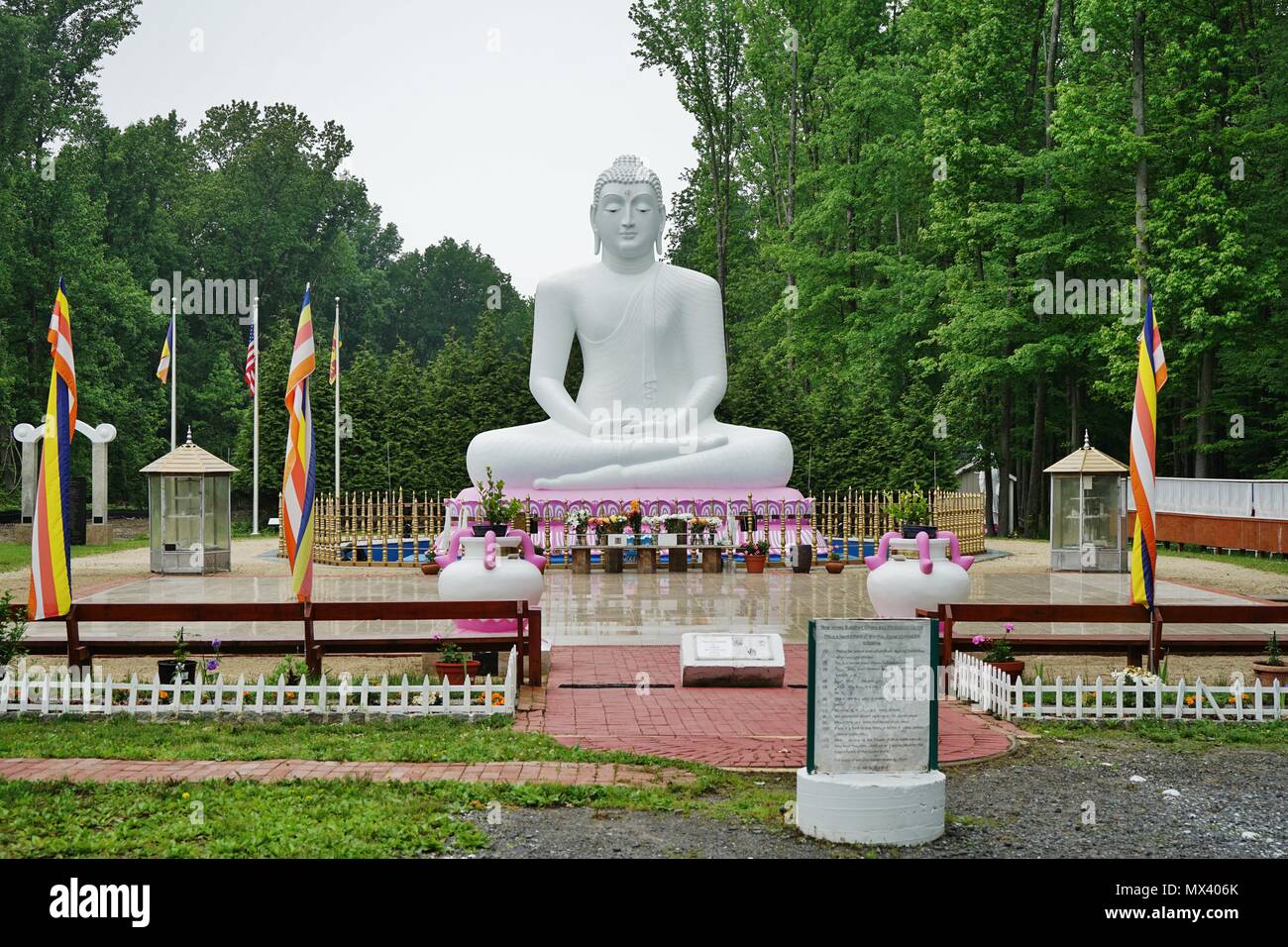 Blick auf die riesigen weißen Buddha Statue am New Jersey buddhistischen Vihara & Meditation Center auf der Route 27 in New Jersey liegt. Stockfoto